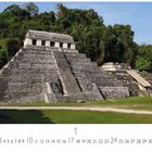 "Palenque Ruinen" steht links unten. Ein steinernes, terrassenförmiges Gebäude mit dichten Bäumen im Hintergrund.