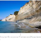 Text: "Korfu, weiße Klippen", "CASARES EDITION". Küstenansicht mit weißen Klippen und blauem Meer unter klarem Himmel.