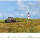 Text: "Reetdachhaus mit Leuchtturm". Ein Backsteinhaus mit Reetdach steht in einer Dünenlandschaft neben einem rot-weißen Leuchtturm.
