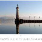 Text: "Lindau", Zahlen von 1 bis 31 in Reihe. Ein Leuchtturm und eine Löwenstatue am Wasser. Ruhige Wasserfläche, Berge im Hintergrund.
