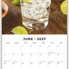 Der Text "JUNE 2027" steht über einem Kalender. Oben ist ein Getränk mit Limettenscheiben zu sehen.