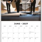 JUNE 2027. Kalender mit Band auf der Bühne. Vier Musiker in Anzügen spielen Gitarren und Schlagzeug.