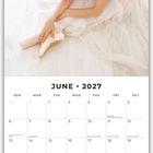 Juni 2027 Kalender. Liebliche Ballerina sitzt sanft auf dem Boden, trägt Tutu und Ballettschuhe.