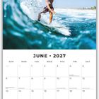 "June 2027" steht oben. Darunter ein Kalendarium. Oben surft ein Mann durch eine große, blaue Meereswelle.