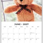 JUNI 2027 Kalender, Wochenbeginn Sonntag. Oben ein Plüschbär mit kariertem Schal vor verschwommenem Hintergrund.