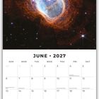Kalenderseite mit "Juni 2027". Darüber ein Weltraumfoto mit leuchtendem, farbigem Nebel und Sternen.