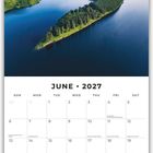 Juni 2027 Kalender mit Feiertagen. Oben Flusslandschaft mit grünen Hügeln.