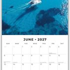 "JUNE 2027" oben. Darunter ein Kalender. Segelboot auf türkisem Meer, Wasser in verschiedenen Blautönen.