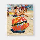 "GLOBAL WARNING MARTIN PARR" in großen Buchstaben. Ein Strand mit Menschen, ein bunter Ball im Vordergrund.
