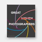 „Great Women Photographers“ mit bunten Linien in Kreisform auf dunklem Hintergrund.