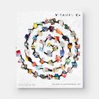 "Vitamin C+" und "Collage in Contemporary Art" sind zu lesen. Buntes Collagen-Design auf weißem Hintergrund.