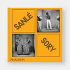 Der Text „SANLÉ SORY“ ist in diagonalen Kästchen auf einem orangefarbenen Hintergrund platziert. Darunter zwei Fotos.
