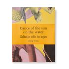 "Dance of the sun on the water. Saltatio solis in aqua. ming wong." Bunte, abstrakte Collage mit Tiermotiven.