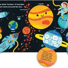 Ein farbenfrohes Bild des Sonnensystems mit Planeten, die freundliche Gesichter haben. Texte informieren über Planeten.