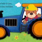 Text: "Farmer Teddy waves hello to you. His favourite tractor is big and blue." Illustration eines Teddys im blauen Traktor.