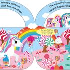 Ein Einhorn und bunte Trolle in einer süßen Landschaft aus Bonbonhäusern, Regenbogen und Lutschern. Aufgabe: fünf Regenbogenlutscher finden.