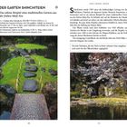 Text über traditioneller Garten in der Meiji-Ära. Links: Steinpfad über grünen Rasen, rechts: blühende Bäume über Teich.