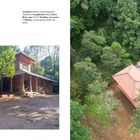 Titel: Blyton Bungalow, Naladi, India. Text über Bauweise und Architektur. Links Foto eines Hauses mit roten Dächern, umgeben von Wald.