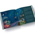 Text auf der rechten Seite beschreibt Sterne, ihre Anzahl und Größe. Links eine Illustration mit Astronaut, Erde und Planeten.