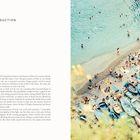 Text: „INTRODUCTION“. Sommerstrand-Szene von oben: Menschen schwimmen, entspannen; Boote, bunte Sonnenschirme am Ufer.