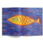 Eine Illustration zeigt einen gelben Fisch mit roten Details auf blauem Hintergrund. Keine Texte vorhanden.