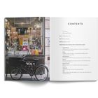 Inhaltsverzeichnis mit Abschnitten wie "Photography Tips" und "Names of Rome". Links ein Schaufenster mit Fahrrad.