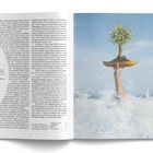 Links: Text in zwei Spalten über Menschheit und Natur. Rechts: Hand hält ein Baum in einem Boot über spritzendem Wasser.