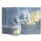 Text: "One night, Louis was having trouble falling asleep...Louis was a very polite boy and did not want to offend the sheep."  
Illustration: Ein Junge im Bett, Schafe schweben, Bücherregale, Mondlicht.