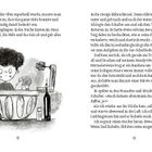 Seitenzahlen 12 und 13. Illustration: Kind mit großer Schüssel in einer Küche, Zutaten und Mixer um ihn herum verteilt.