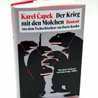 „Karel Čapek Der Krieg mit den Molchen Roman“ steht auf einem Buchcover mit schwarzen Molchen und rotem Text.
