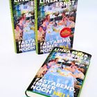 Drei Bücher mit dem Titel "Fast abend, immer noch hell" von Linea Maja Ernst. Cover zeigt ein farbenfrohes Gemälde.