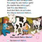 Text: Ferienkind Sara ist begeistert. Tina zeigt ihr, wie melken geht!

Illustration: Zwei Mädchen melken eine Kuh namens Bella, die fröhlich wirkt.