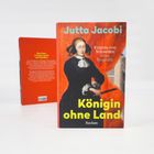 Vorderseite: "Jutta Jacobi, Königin ohne Land." Illustration von Kristina von Schweden in traditioneller Kleidung.