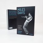 Text: "Miles Davis, Sound eines Lebens, Stefan Hentz, Reclam." 

Ein Buchcover mit einem trompetespielenden Mann.