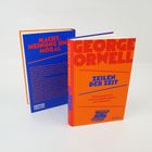 "Macht, Meinung und Moral" in Blau. "George Orwell: Zeilen der Zeit" in Rot-Orange. Zwei Bücher, Vorder- und Rückseite sichtbar.