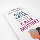 Text: "Wolfgang Schmidbauer: Böse Väter, kalte Mütter? Warum sich Kinder schlechte Eltern schaffen." Unten: Illustration von Köpfen.