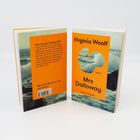 Text vorne: "Virginia Woolf, Mrs Dalloway, A Novel, Reclam Originals."
Rückseite: "How do you narrate life?... Mit einem Nachwort von Anne Sauer."  
Oranges Cover mit Meeresmotiv.