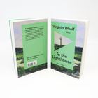 „A summer house“ und „Virginia Woolf: To the Lighthouse“ auf grünem Hintergrund vor einer Küstenmalerei mit Leuchtturm.