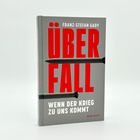 "ÜBERFALL: Wenn der Krieg zu uns kommt" von Franz-Stefan Gady. Zwei Raketen sind auf dem grauen Cover abgebildet.