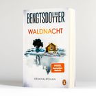 "BENGTSDOTTER LINA", "WALDNACHT" in Rot, "SPIEGEL Bestseller-Autorin". Illustration: Gelbes Haus am Wasser mit Baum.