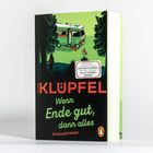 "VOLKER KLÜPFEL - Wenn Ende gut, dann alles. Kriminalroman." Waldszene mit Wohnmobil und zwei Menschen im Schatten.