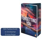 "Mit Farbschnitt in limitierter Erstauflage." Ein Buch mit dem Titel "Forgetting You" von Bianca Iosivoni, Stadtsilhouette im Hintergrund.