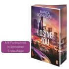 „Mit Farbschnitt in limitierter Erstauflage.“ Ein Buchcover zeigt eine Stadt bei Sonnenuntergang, Titel: „Losing You“.