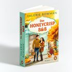 „Das Honeycrisp B&B“, Valerie Bowman, Roman. Ein Pärchen im Herbst vor einem Laden mit Kürbissen, Blättern, Hund.