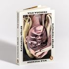 Auf einem Buchcover steht: "WILD WUCHERN", "KATHARINA KÖLLER". Eine stilisierte Porträtillustration dominiert.