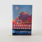 „DIE BERNSTEINFISCHERIN“ von Lisa Quentin. Roman. Gemälde einer Abendlandschaft mit Meer, Wolken und Vollmond.