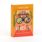 Text: "Sarah T. Dubb Birding with Benefits Roman Bei genauerer Betrachtung Liebe." Illustration: Frau mit Fernglas und Kakteen.