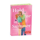 "Hold me in Summer" von Laurie Gilmore, gelbes Logo Bestseller-Autorin; Illustration eines Paares vor pinkem Hintergrund.
