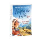 "Helden der Lüfte. Über den Wolken die Freiheit" von Annalena Jakob. Frau mit Sonnenbrille vor Berglandschaft.