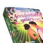 „Accidentally yours (again)“ von Jessica Joyce, ein Paar in ländlicher Umgebung, Illustration in lebhaften Farben.